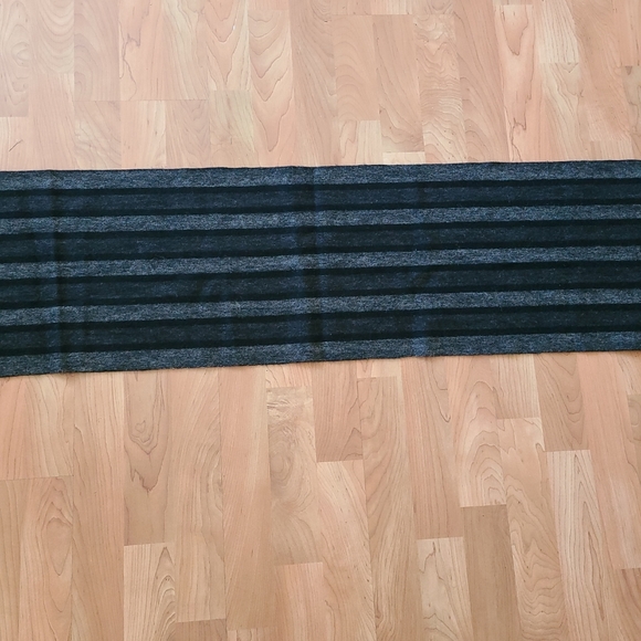 NEW Jeffrey Bank 100% Wool Scarf Black Grey Stripe Fringe Wide Winter 55 x 12in - Picture 4 of 10